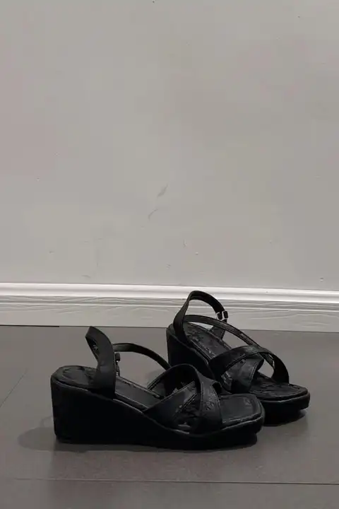 黒のフレンチスタイルのウェッジサンダル【大人女性用・夏用・リノデザイン・スカートと相性抜群】