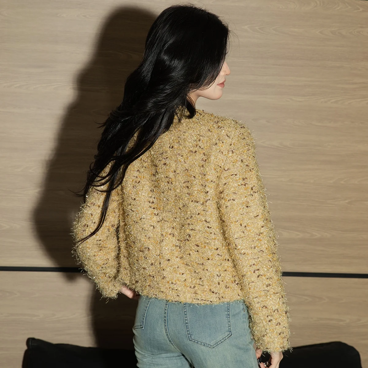 シンプルファッションの秋に、どんなアウターが最も心を和ませるのか？
