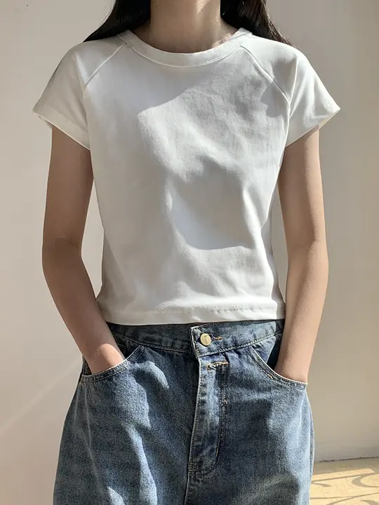 白色の肩落ち短袖Tシャツ【女性用・スリムフィット・コットン素材】