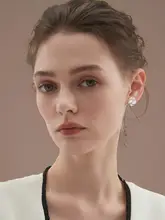 美しい山茶花のイヤリング【秋冬用・高級感・S925純銀ピン】