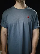 花柄刺繍デザインのヴィンテージ風デニムブルーTシャツ
