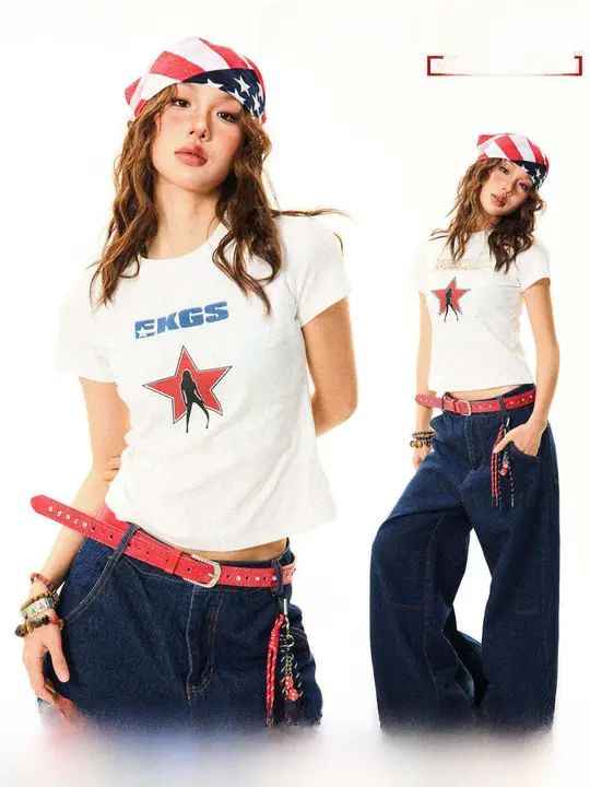 アメリカンスタイルの星柄プリント半袖Tシャツ【女性用・スリムフィット・ショート丈】