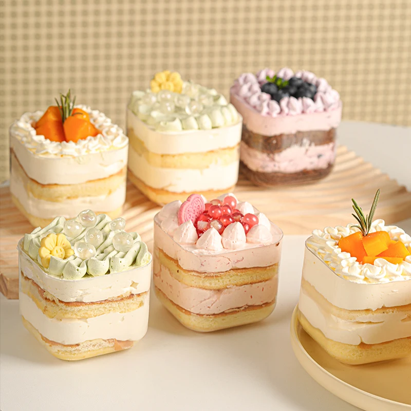 四つに仕切られたピクニックボックス：おしゃれなケーキやお菓子の保存・運搬に最適