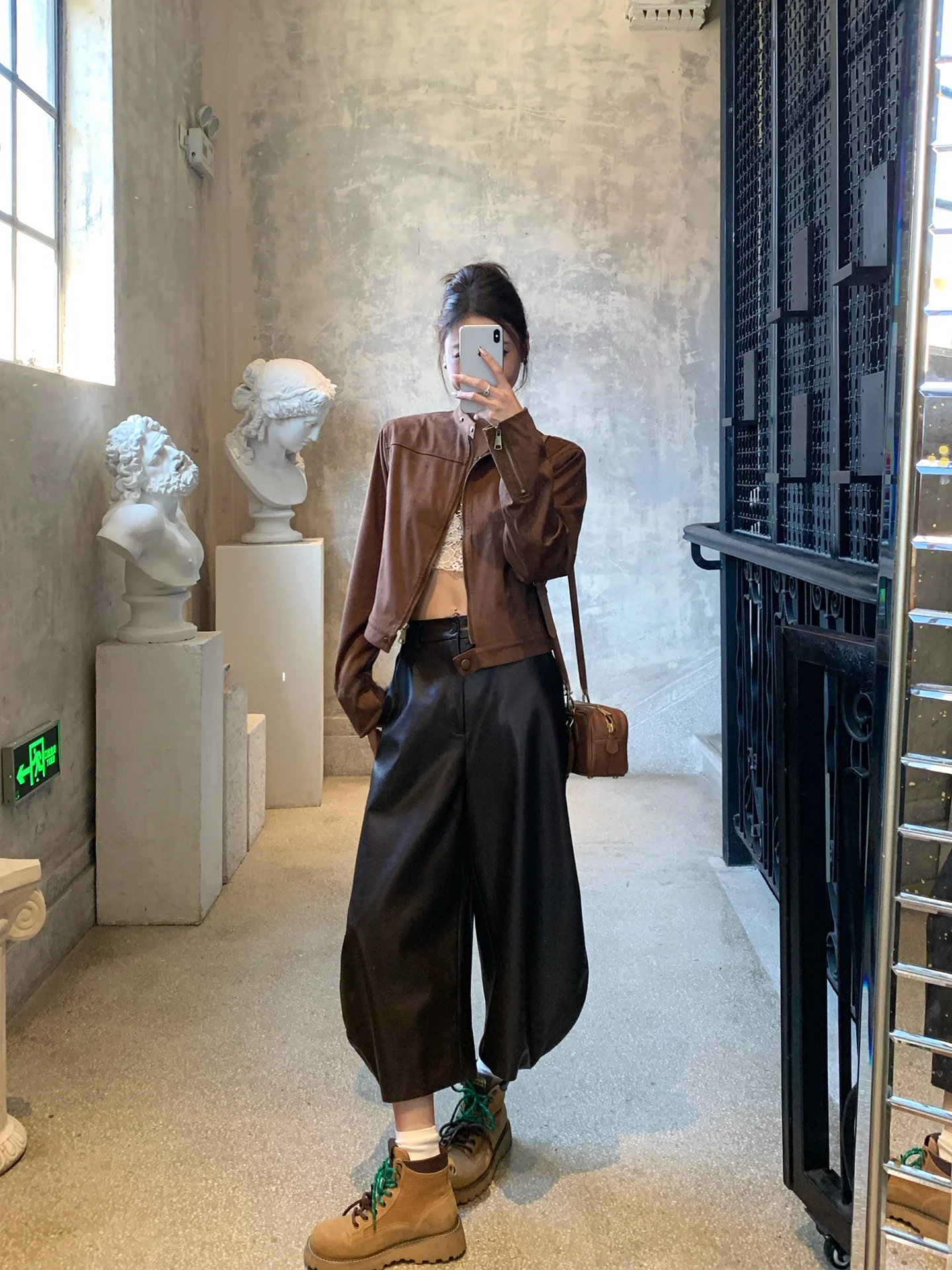 クロップドパンツ レディース どんな風に着る？復古風のPU製パンツが通勤からカジュアルまで救う