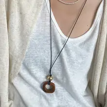 驼骨デザインの幾何学的形状ロングネックレス【女性用・ニットに合う・洗練された印象】