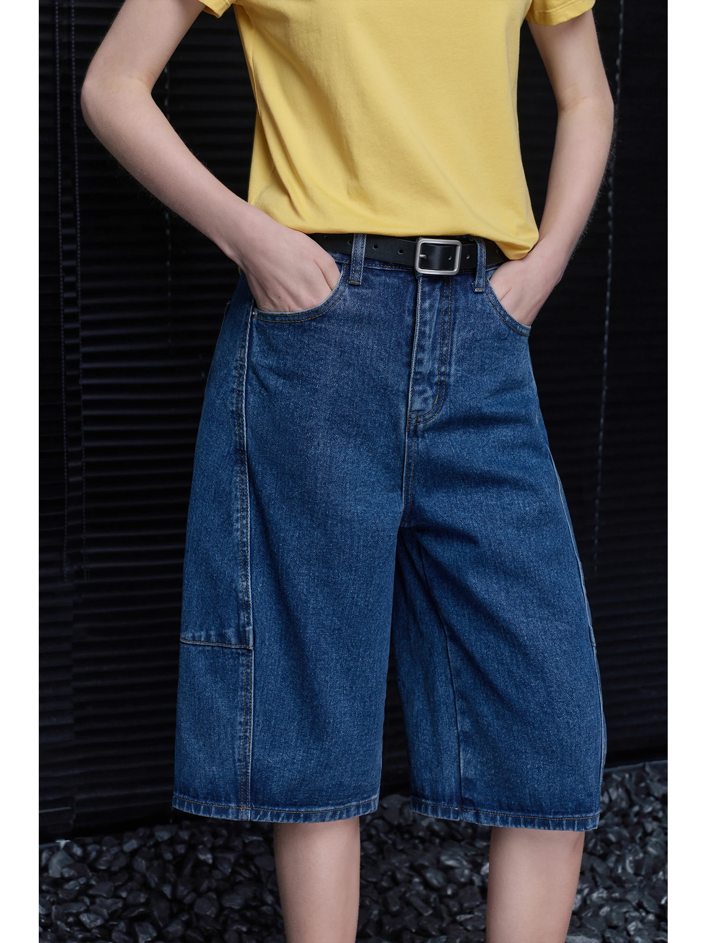 青のTシャツに合うズボンは、やっぱりデニム？それとも他の色？