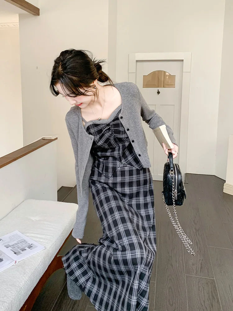 黒チェックのキャミソールワンピースとニットカーディガンのセットコーデ：秋冬に最適な3点セットの実用性とスタイリング