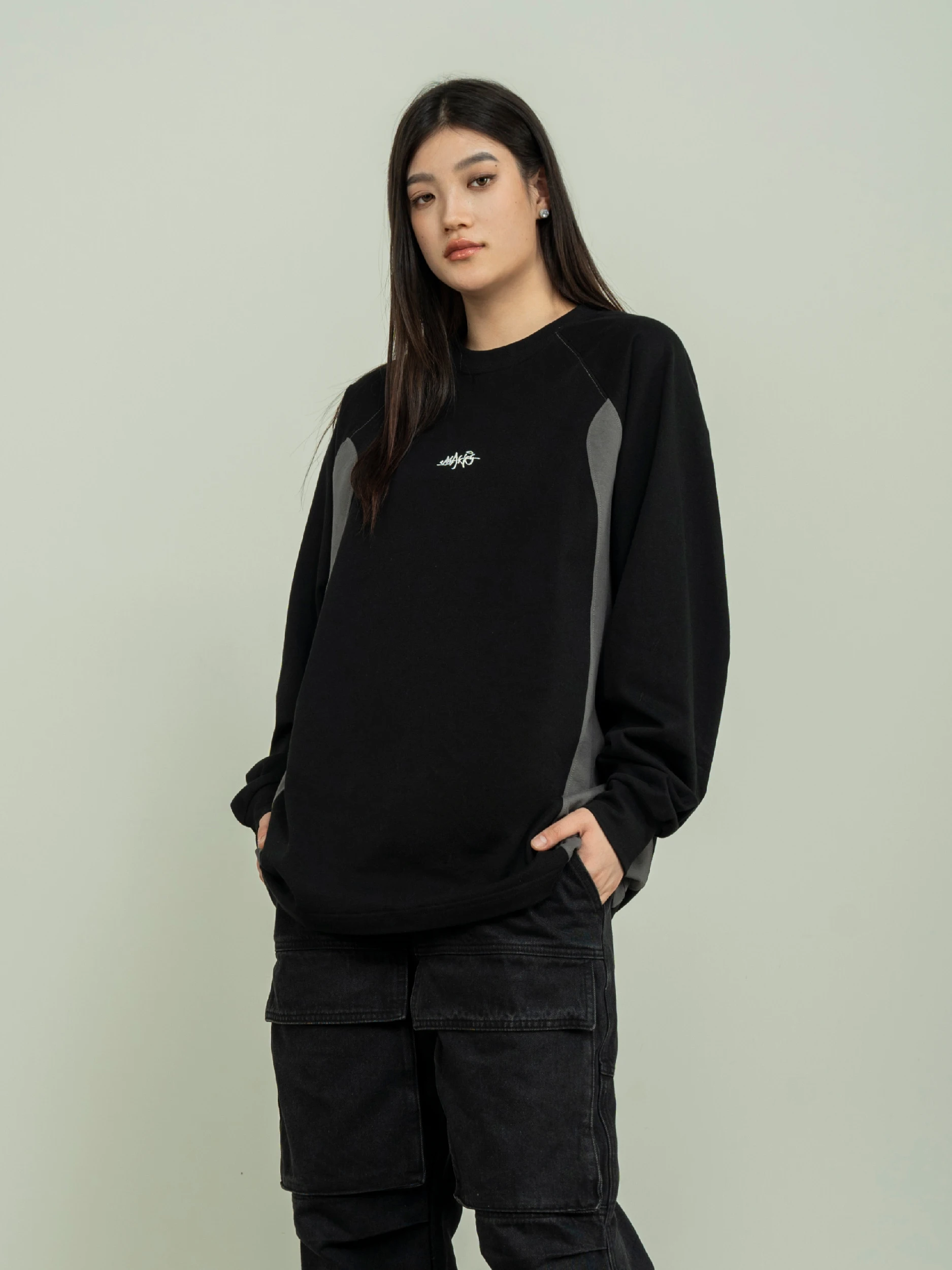 スワッチのアパレルはアメリカンヴィンテージ風の長袖Tシャツで、ルーズフィットと刺繍が特徴