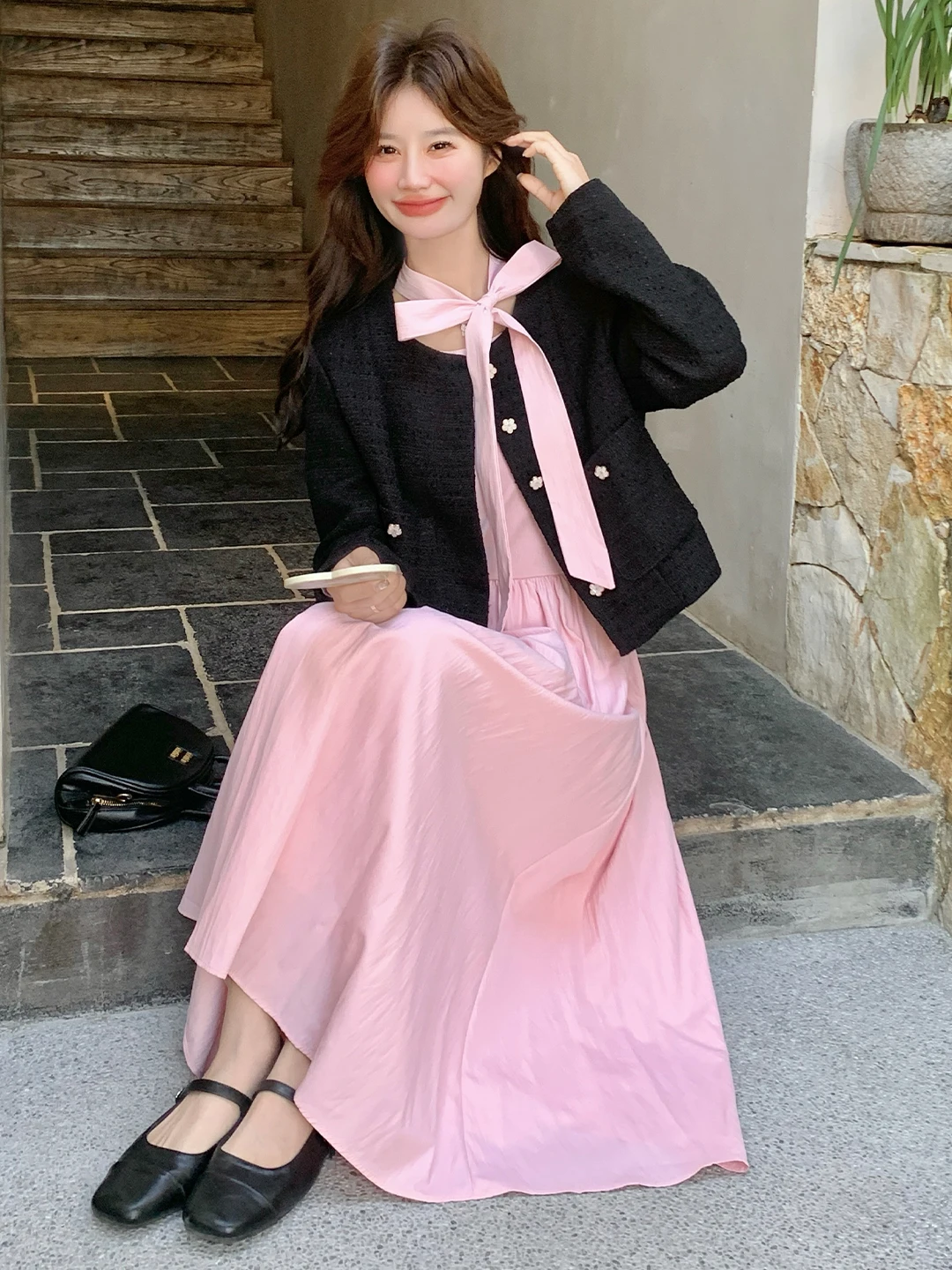 ピンクのリボン付きロングドレスと黒のジャケット：きれいめコーデに最適な重ね着対応2wayスタイル
