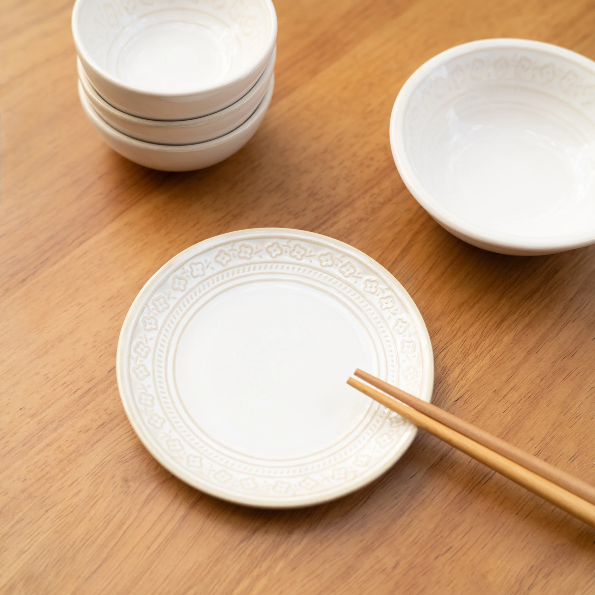 和風小花模様の陶器小皿：レトロデザインで家庭調味料の盛り付けを美しく