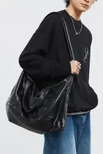 リバーシブルデザインのカジュアルショルダーバッグ【男女兼用・手持ちと斜め掛けの2WAY】