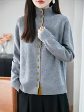 立ち襟デザインの精紡毛ニットカーディガン【ゆったりフィット・厚手・包みボタン】