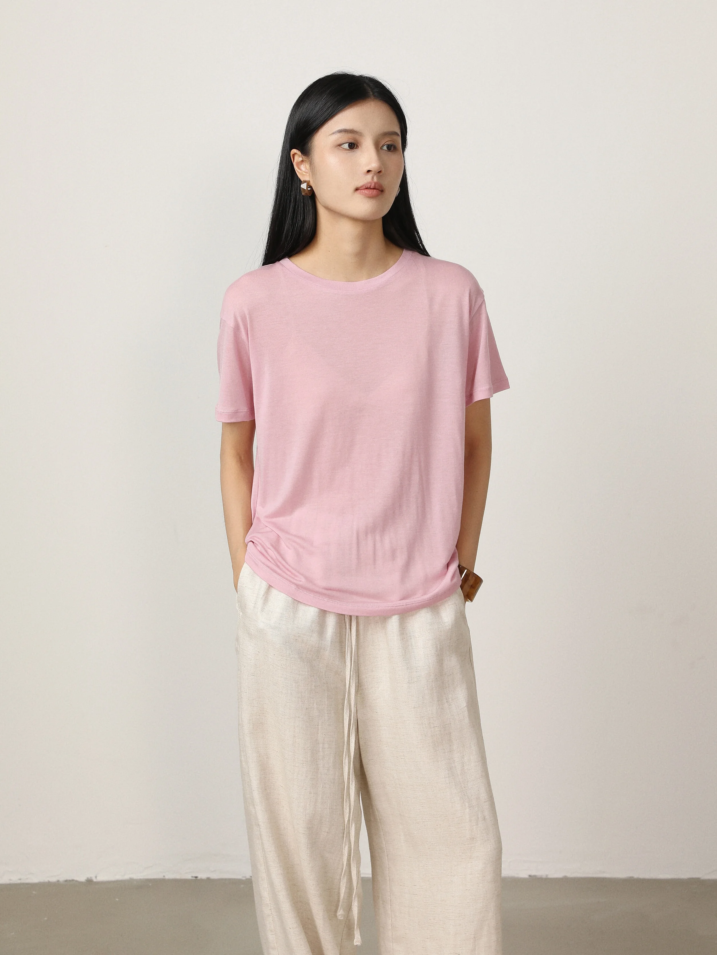 天然シルク100% セミ透け Tシャツ：シンプルきれいめコーデの基本アイテムとしての実用性と着こなしの科学