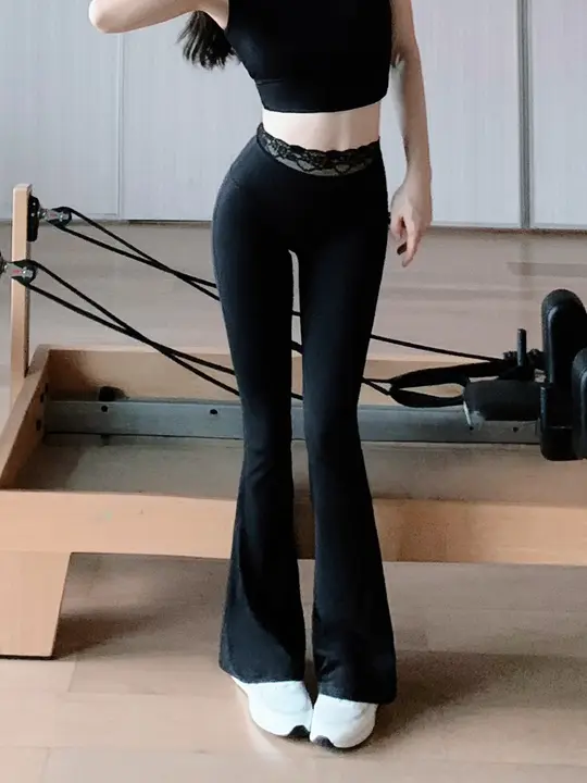 レースデザインのハイウエスト黒ヨガフレアパンツ【女性用・スタイルアップ・スポーツ】