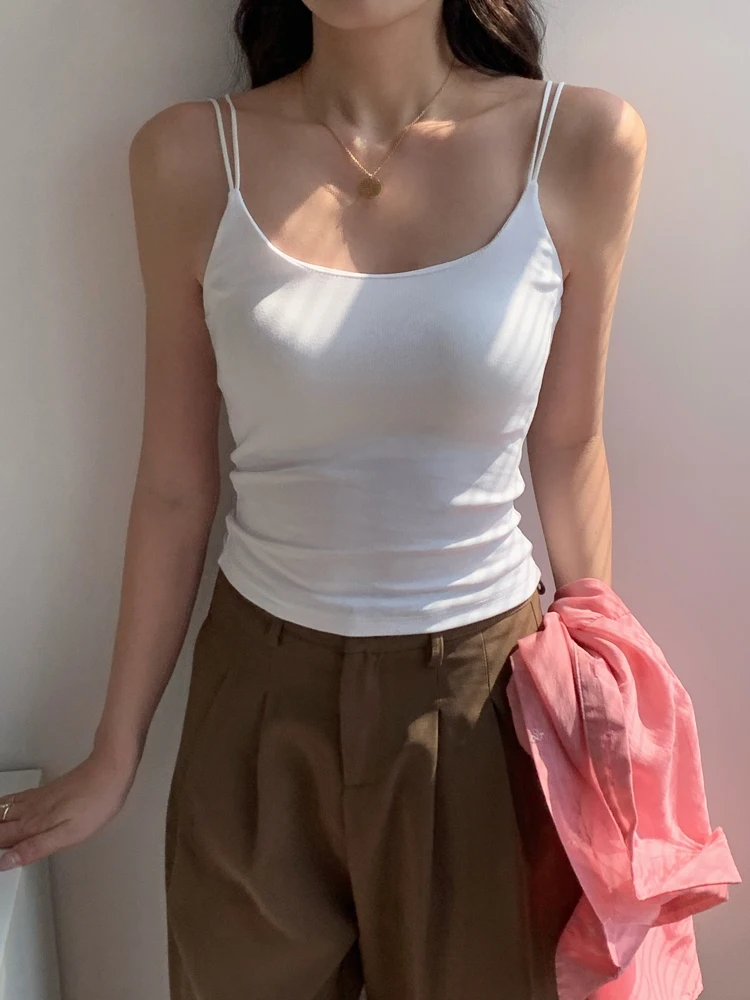 肌見せデザインのキャミソール：胸パッド付きコットン素材で夏秋に最適なセクシー背中スタイル