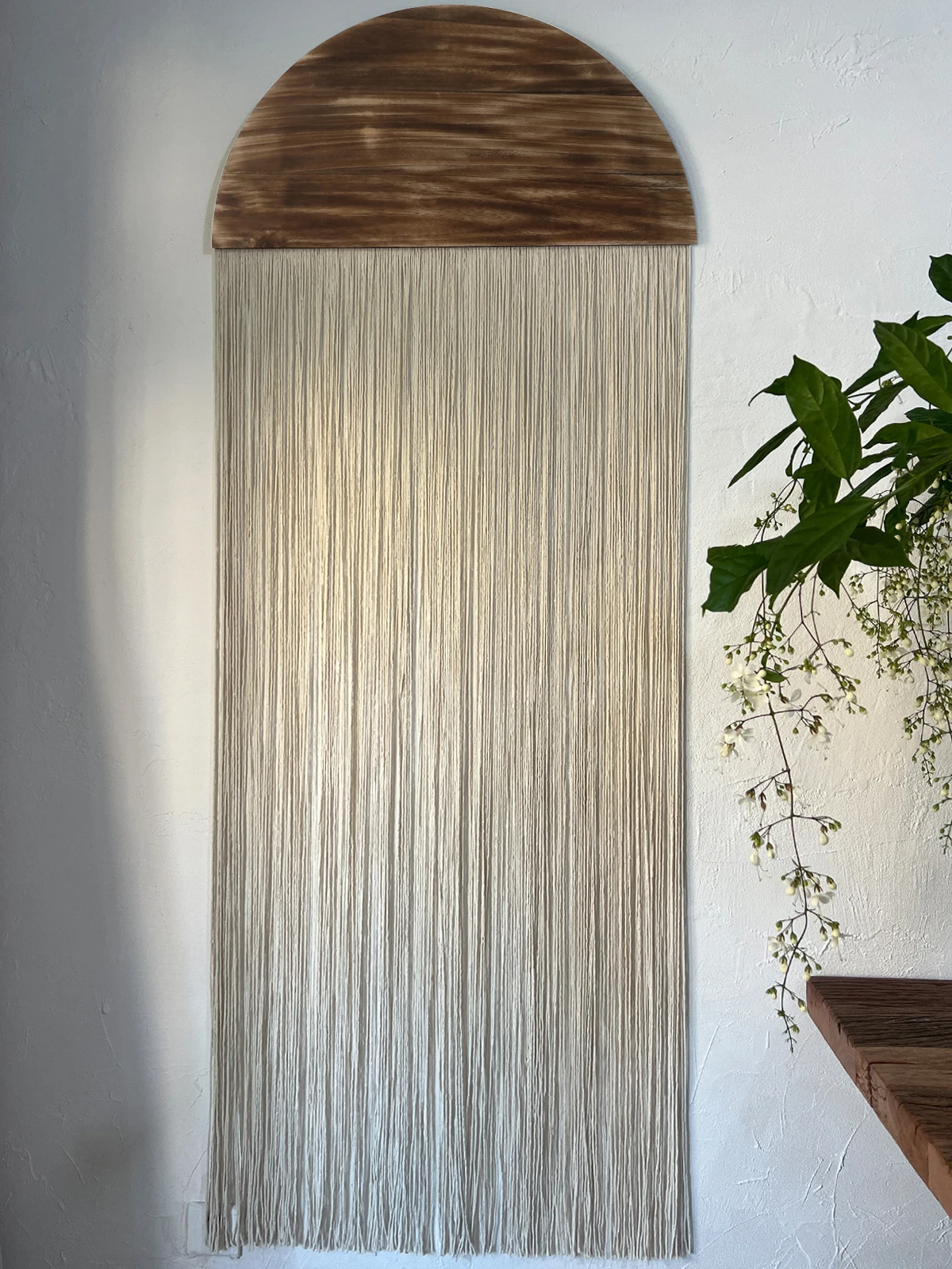 amber wall と white wall の明るさの違いは？北欧風の壁掛けタペストリーで解決する