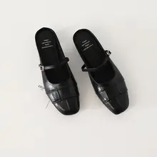 レザー製 フレンチスタイルのスクエアトゥ太ヒールミュールサンダル【外出用・軽量デザイン】