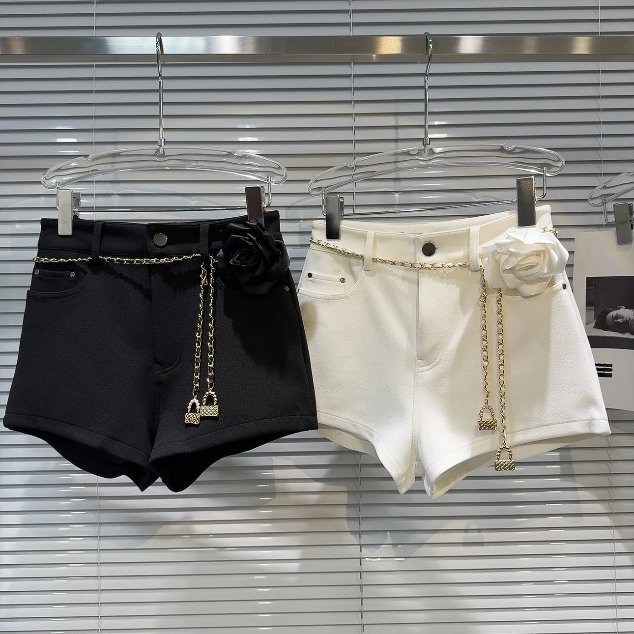 ショートパンツコーデで失敗しない方法は？大花の装飾付きゴールドチェーンウエストベルトショートパンツが解決する