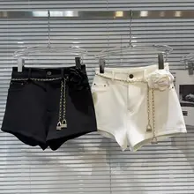大花の装飾付きゴールドチェーンウエストベルトのショートパンツ【トレンディデザイン・春夏用・洗練されたスタイル】（セットアップ対応）