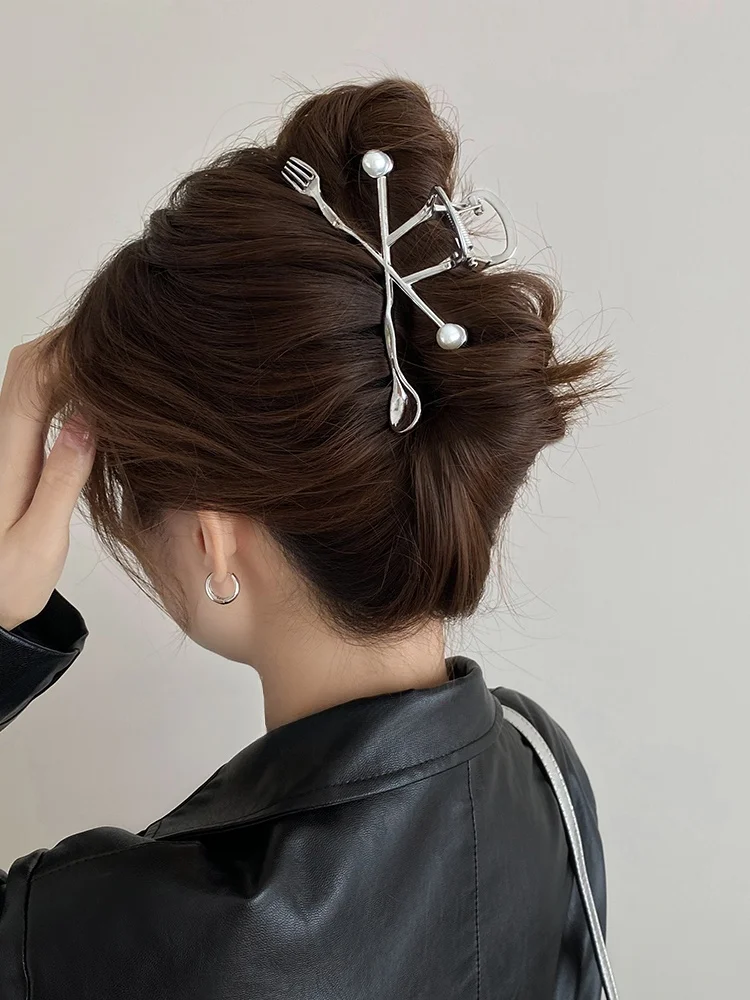 ミラールックで失敗しない髪型は、実は「フォークとスプーン」のヘアピンから始まる？
