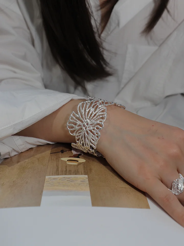 S925純銀製の透かし花モチーフ広幅バングル【調整可能・オープンタイプ】