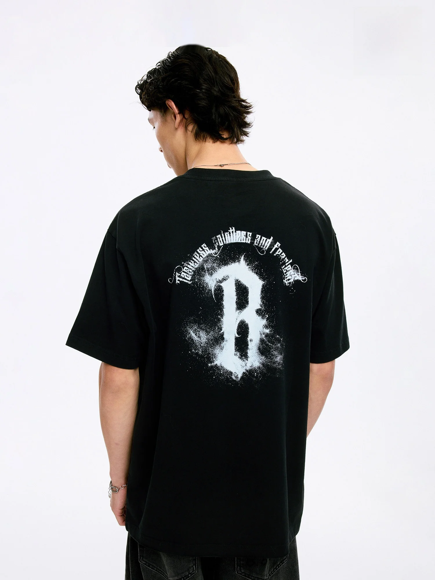 オーバーサイズTシャツをどう選ぶ？コットン100％のゆったり感が本当のスタイルを生む理由