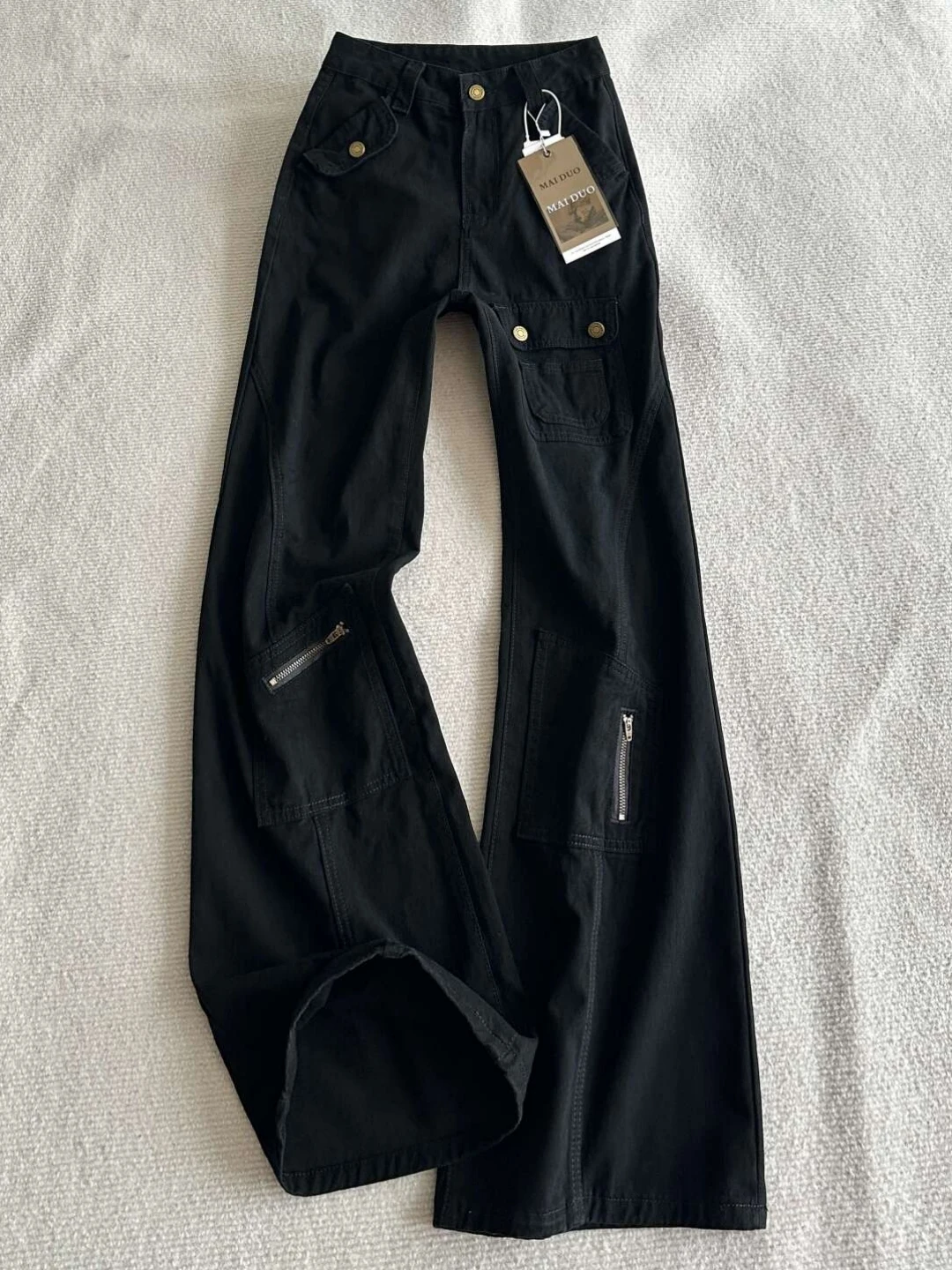 カーゴ パンツ 黒 レディース：フレアデザインのゆったりフィットワークデニムパンツの実用性とシーン別活用