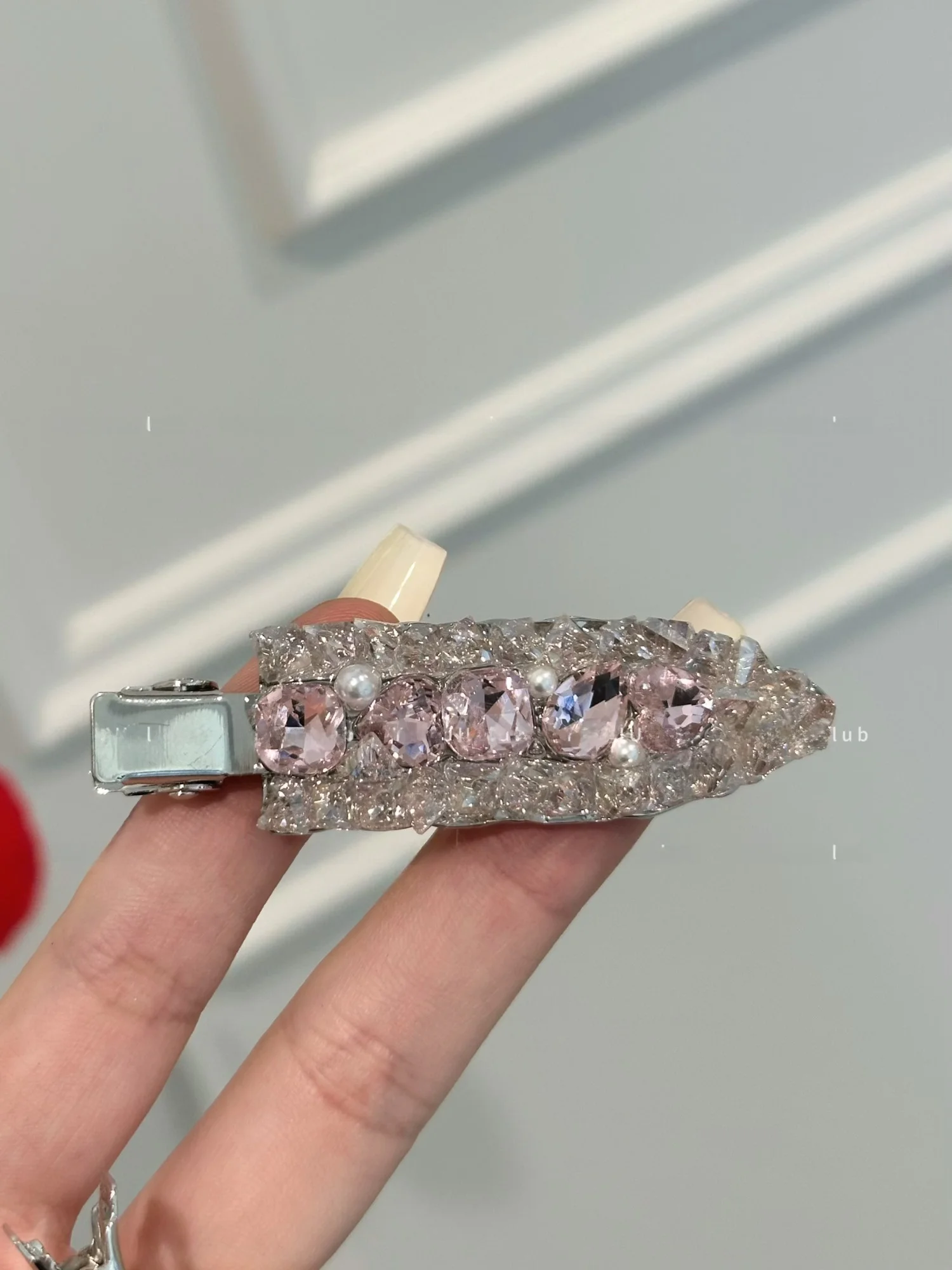 前髪バングと外ハネポニーテールに合う、ちょっとしたアクセントが変わるヘアクリップは？