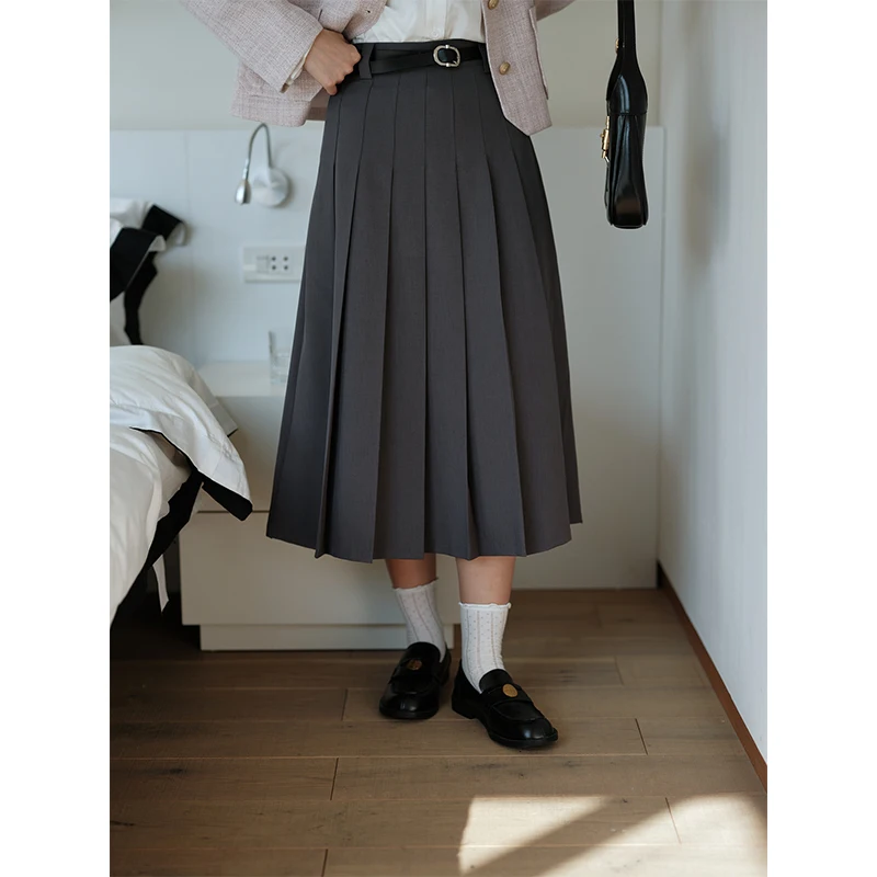 トレンド感満載のロングプリーツスカート：Aライン・グレーで秋のファッションを実現