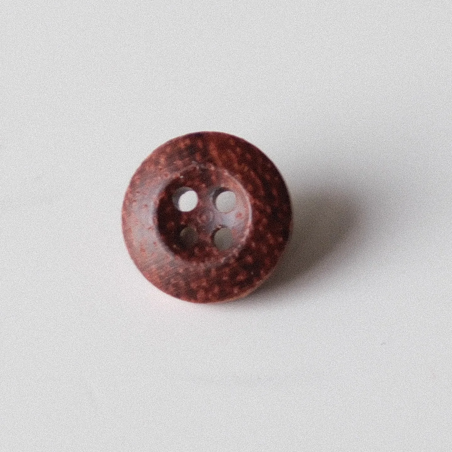 紅茶色の木製ボタン【十一ミリ・英国風】とは？自然素材の耐久性と実用性を解説