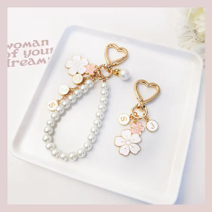 女性用スマホストラップ【桜と桃の花モチーフ・パール吊り下げ・ハンドメイドビーズ・短めデザイン・カギやバッグ用】