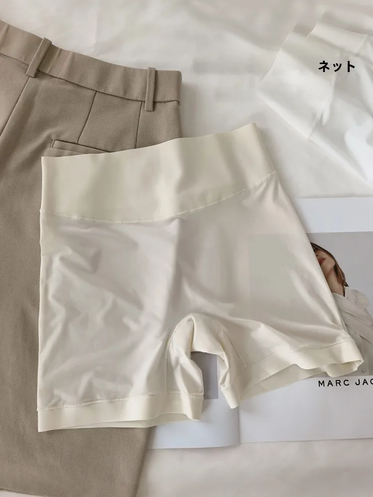 夏の通勤スタイルに悩むあなたへ：透け感ゼロの「白い打底パンツ」は本当に必要なのか？