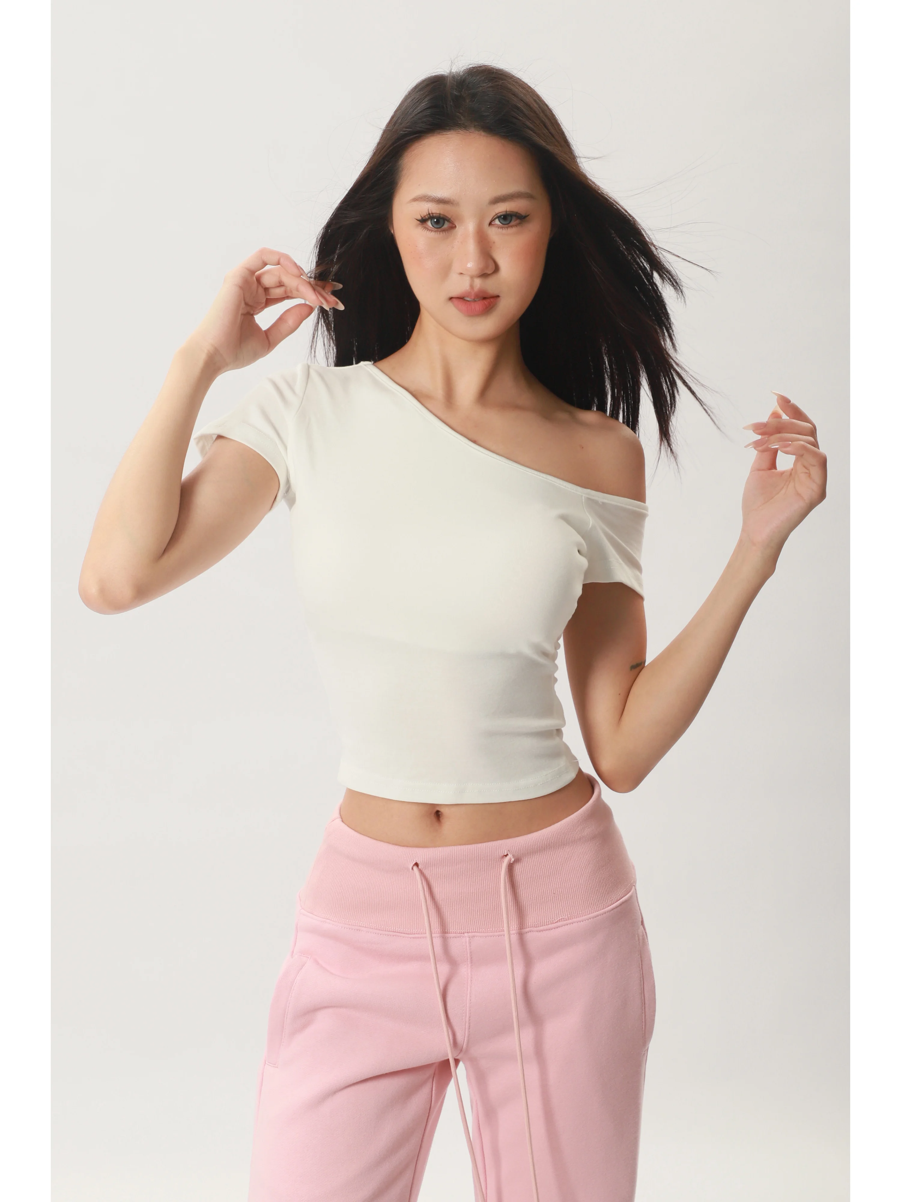 へそ出しTシャツ：ショルダーカットデザインと胸パッド付きの女性向け夏用スタイル