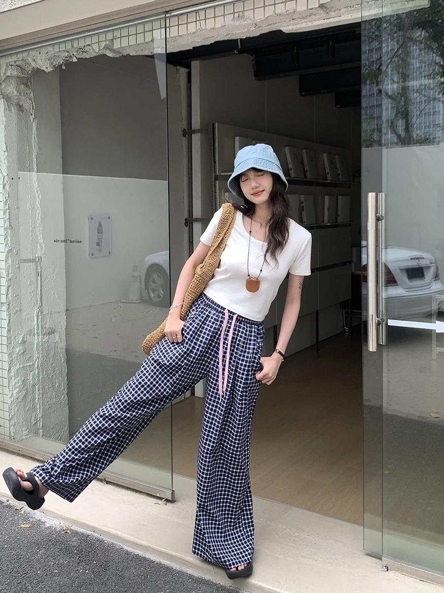UネックTシャツはどんな感じ？小柄さんでも着やすいシンプルデザインが今、注目されている！