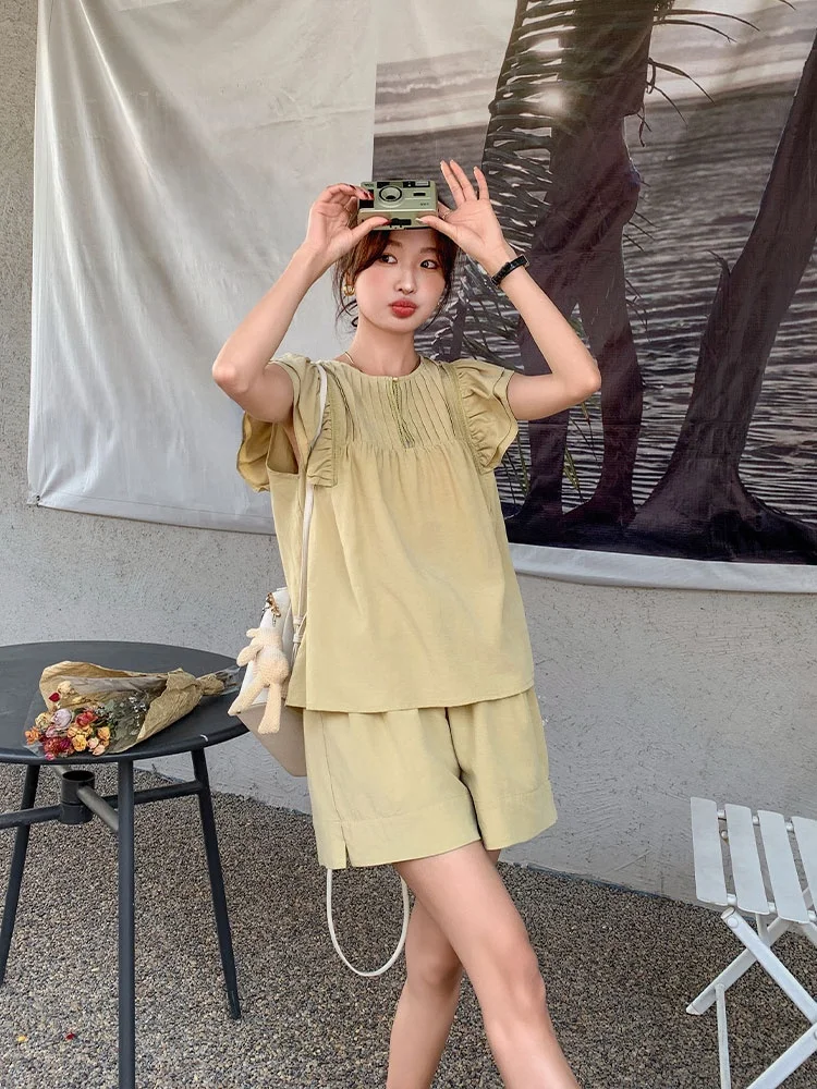 ショートパンツ 大人 コーデ 夏の着こなし方：フリル袖デザインでカジュアルに仕上げる