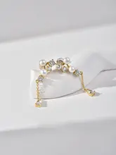 白色の淡水真珠イヤリング【シンプルでモダンなデザイン・マントウ型】