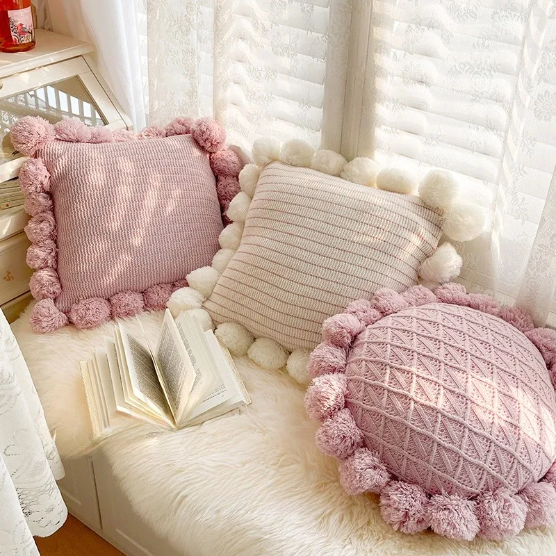 編み込みデザインのソファクッション：リビングに設置する飾り用インテリアの実用性と使い方