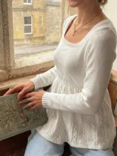 甘美なレトロデザインの白色スクエアネックAラインニットセーター【フィット感のあるインナー用】