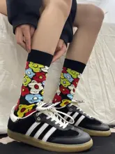 レトロな美学！フランス風オイルペインティングとスポーツシューズの組み合わせ【どんな靴にも合うソックス】
