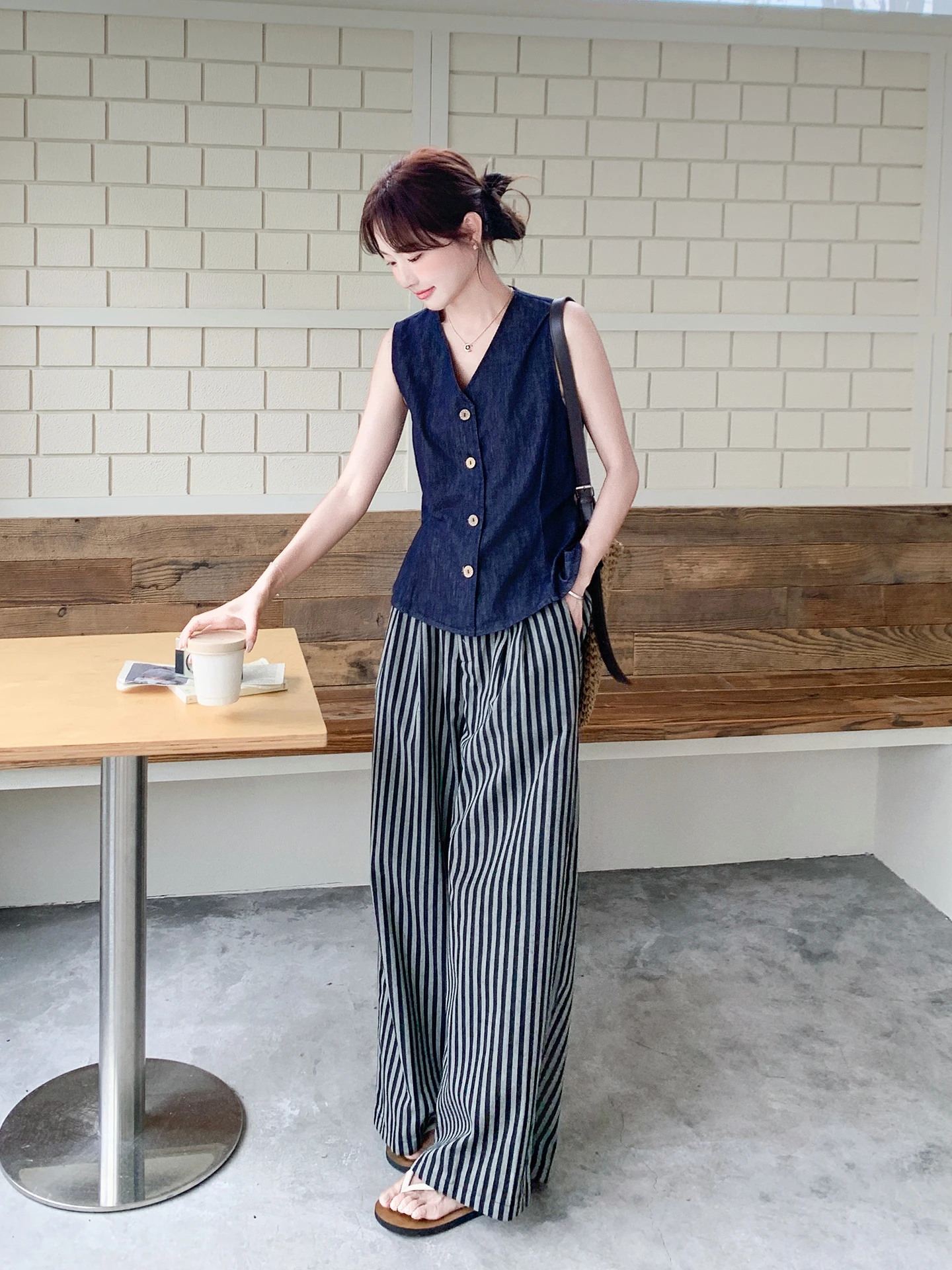 20代前半の夏にぴったりなコーデは？Vネックデニムベストとストライプワイドパンツのセットが解決する