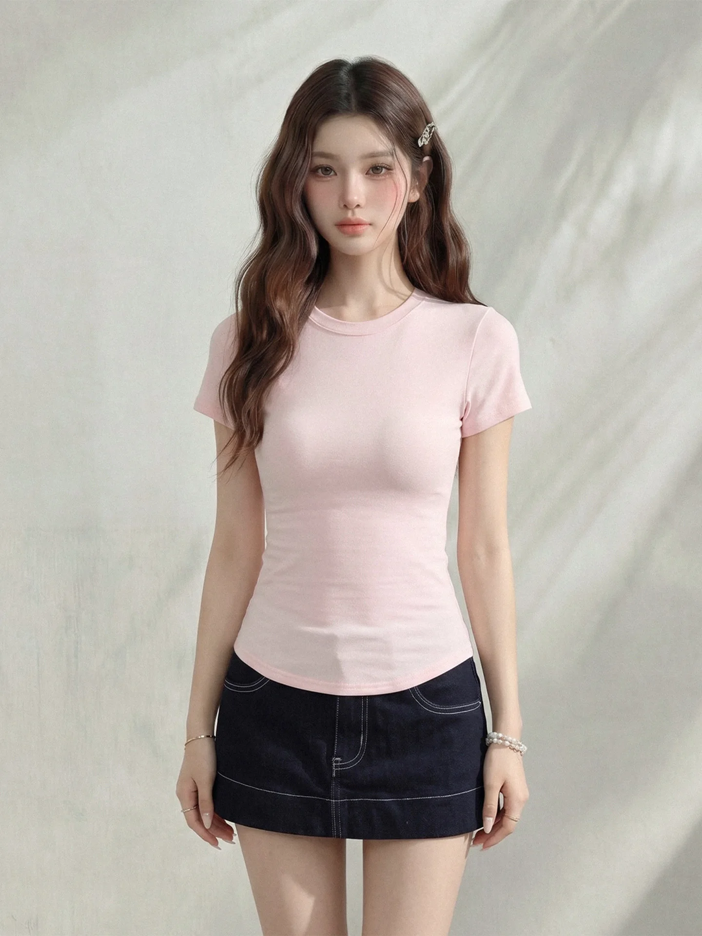 夏用ピンククルーネックTシャツ：20代レディースの通勤風スタイルに最適なシンプルデザイン