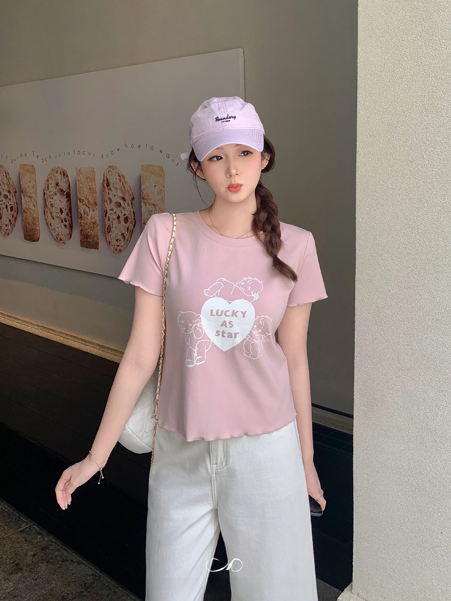 波浪花縁プリントTシャツ：重ね着に最適なゆったりV領デザインのレディーストップス