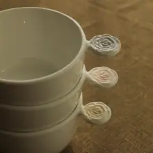 愛らしい浮彫の小さなバラ柄陶器製ご飯ボウル【持ち手付き・フルーツボウルにも最適】