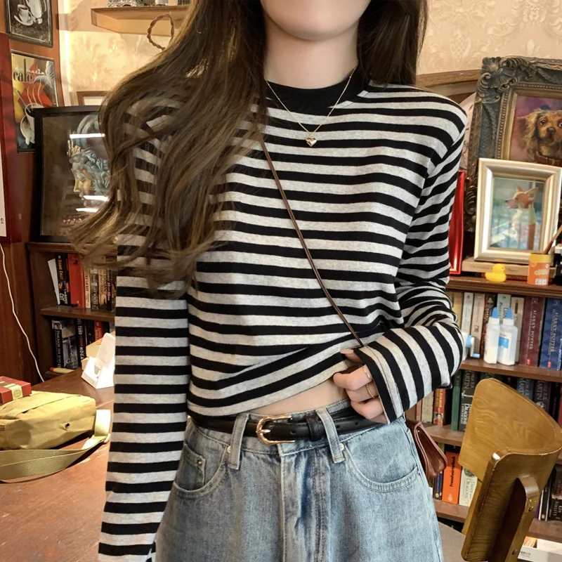 春コーデの基本を徹底解説！赤と黒のストライプTシャツが中心のコーデ術