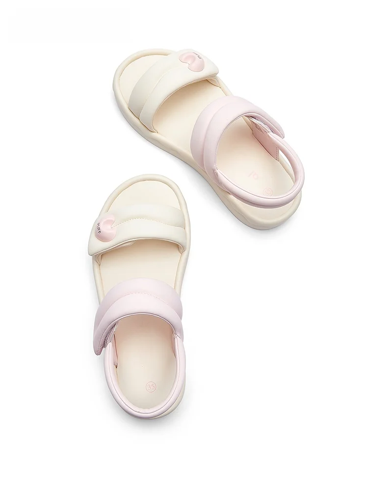 女の子用サンダル：夏の快適さを実現するシンプルデザインモデル