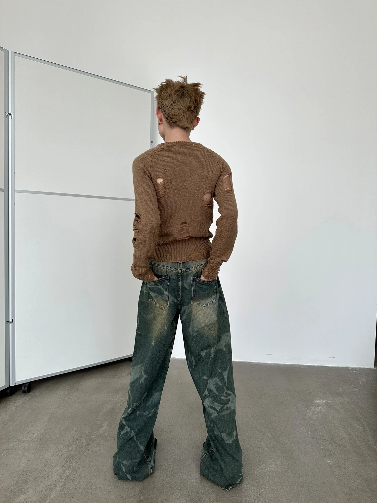 今流行りファッションで悩んでいるなら、このニットトップスが救う理由は？