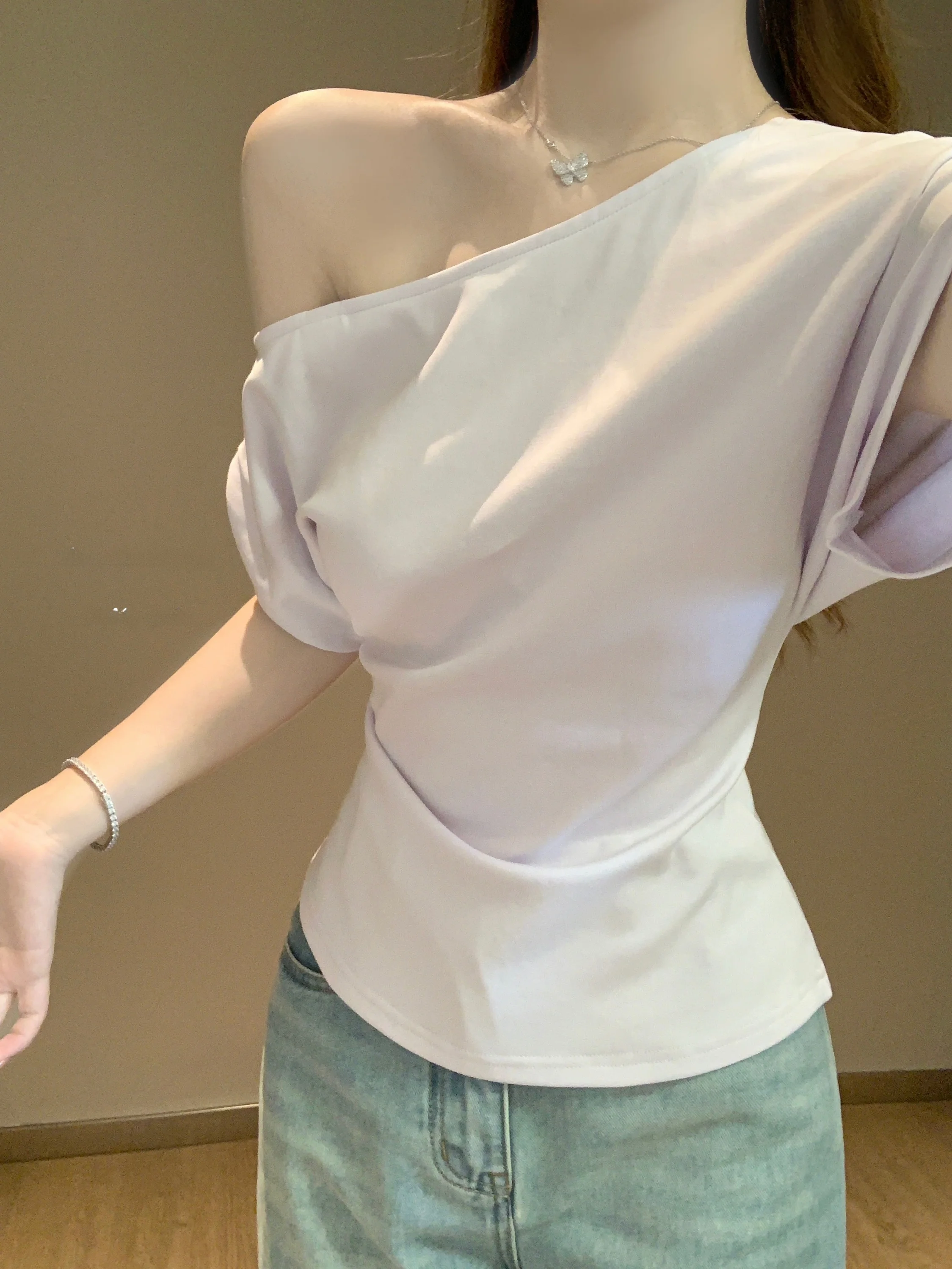 半袖コーデ レディースで失敗しないスタイルは？香芋紫のオフショルダーTシャツが解決する3つの理由