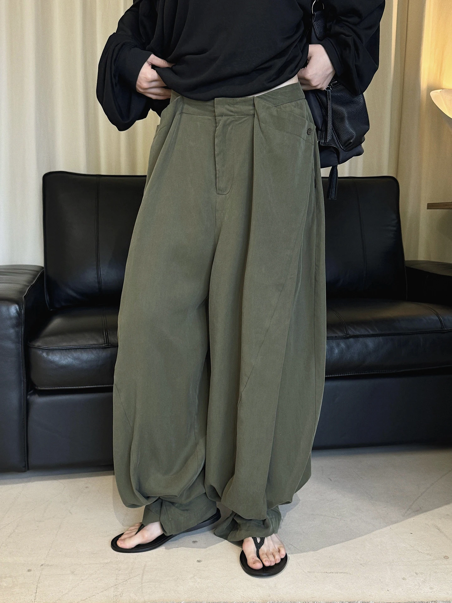 ボヘミアンスタイルの流れるようなパンツ：スカートレイヤードパンツの着こなしと素材特性