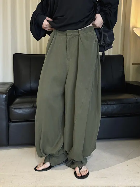 ボヘミアンスタイルの流れるようなパンツ