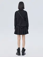 高腰Aラインのプリーツミニスカートとゆったり黒シャツの春向けコーディネート（セットアップ対応）